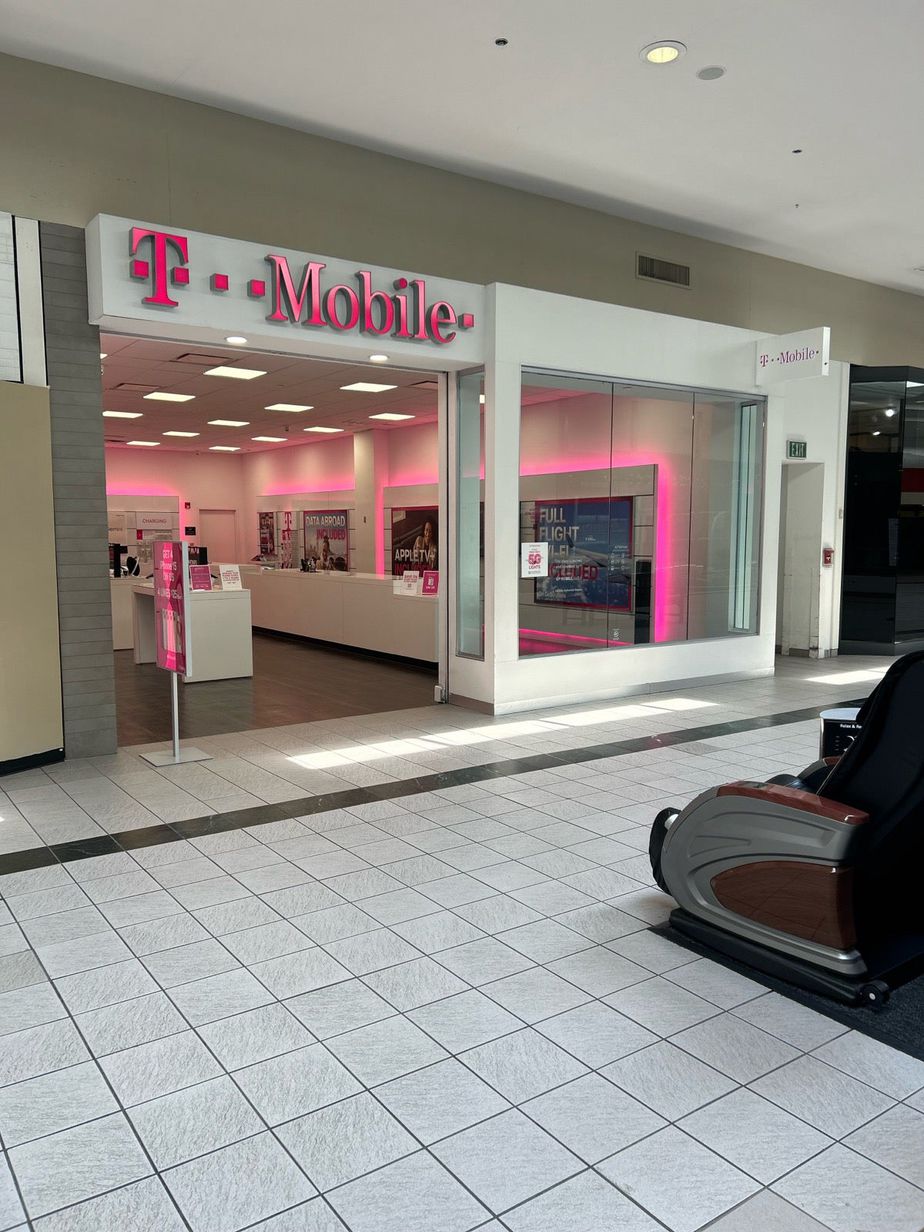 Exterior photo of T-Mobile Store at Kingston Collection, Kingston, MA