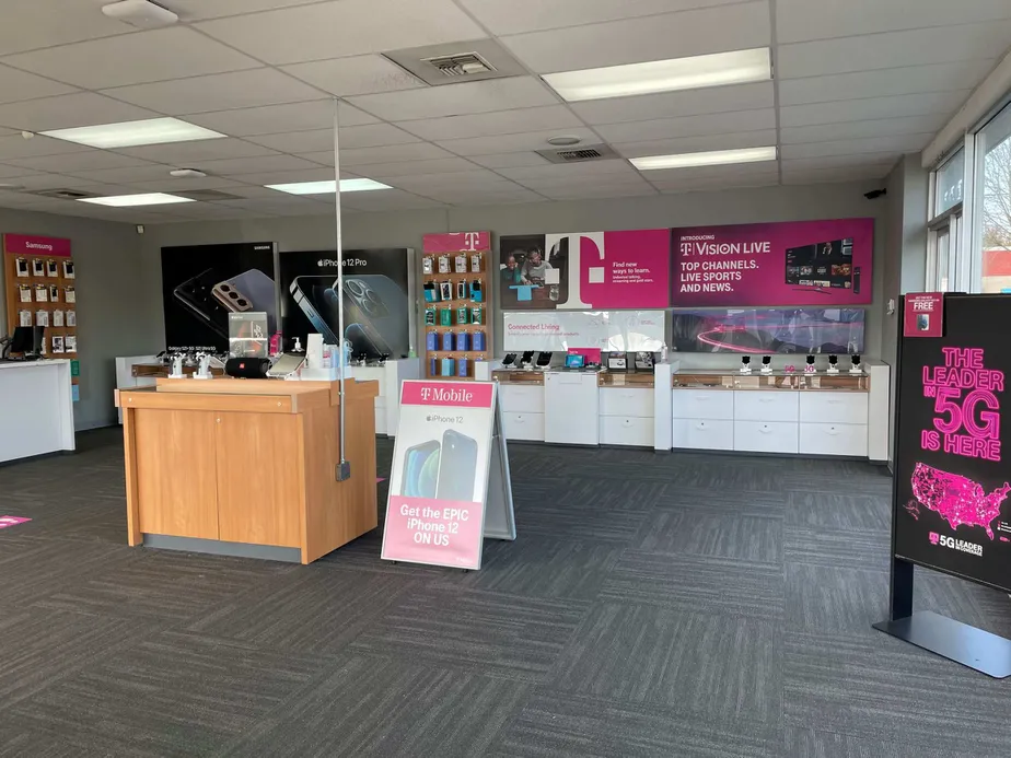 Foto del interior de la tienda T-Mobile en Bethel Rd SE & SE Lund Ave, Port Orchard, WA