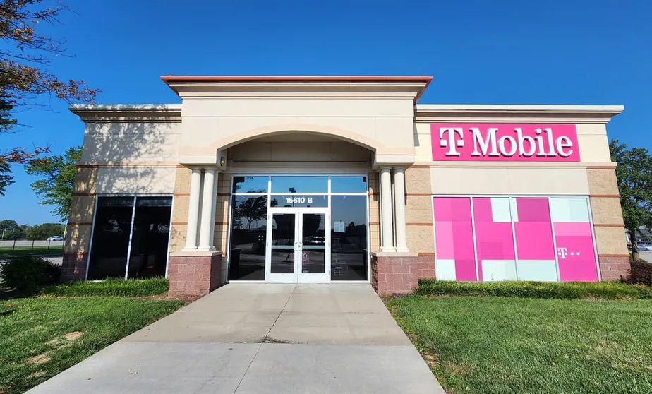  Exterior photo of T-Mobile Store at Shawnee Mission Pkwy & Lackman, Shawnee, KS 