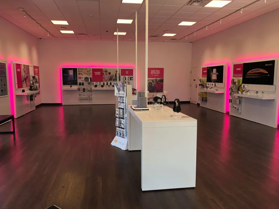 Foto del interior de la tienda T-Mobile en China Lake & Drummond, Ridgecrest, CA