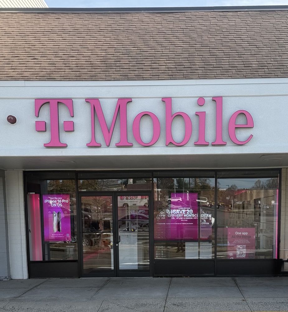 Exterior photo of T-Mobile Store at Townline Square Annex, Meriden, CT