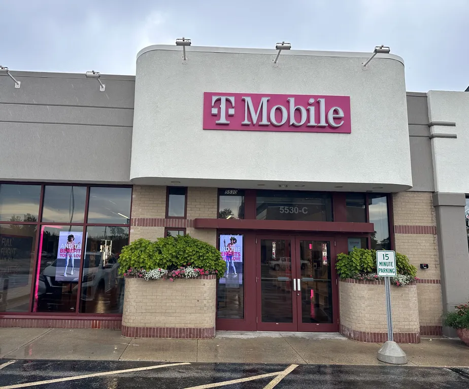  Exterior photo of T-Mobile Store at Port Washington & Silver Spring, Glendale, WI 