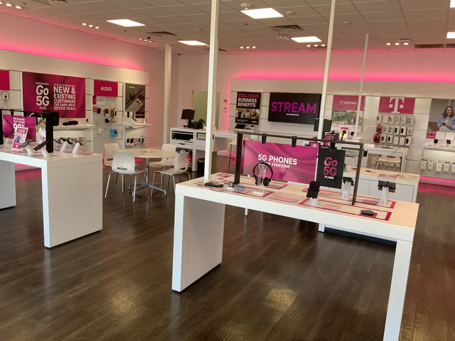 Foto del interior de la tienda T-Mobile en Yuma Palms Center, Yuma, AZ