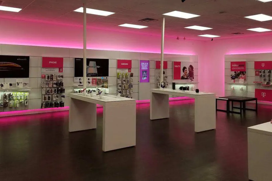 Foto del interior de la tienda T-Mobile en 12th Ave NE & Main St, Norman, OK
