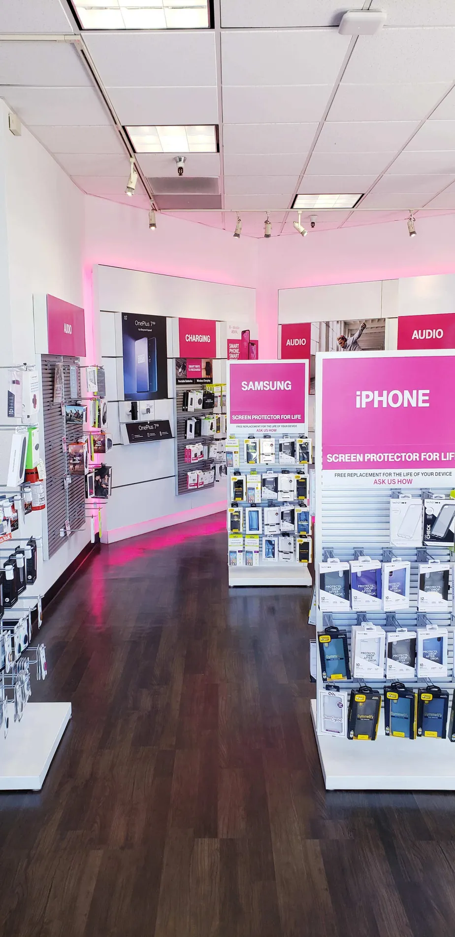 Foto del interior de la tienda T-Mobile en McHenry & Union 2, Modesto, CA