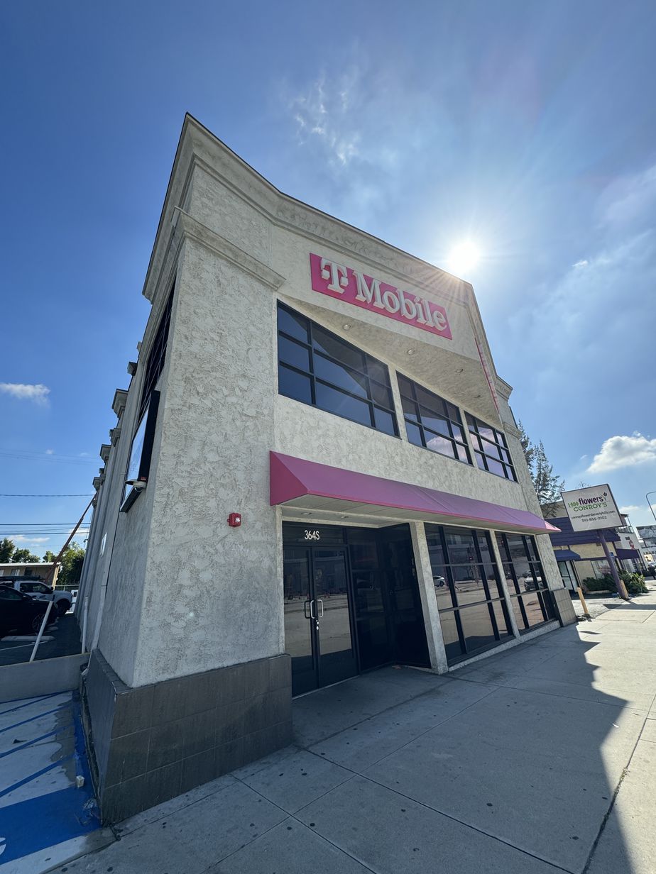 Exterior photo of T-Mobile Store at Beverly Center, Los Angeles, CA