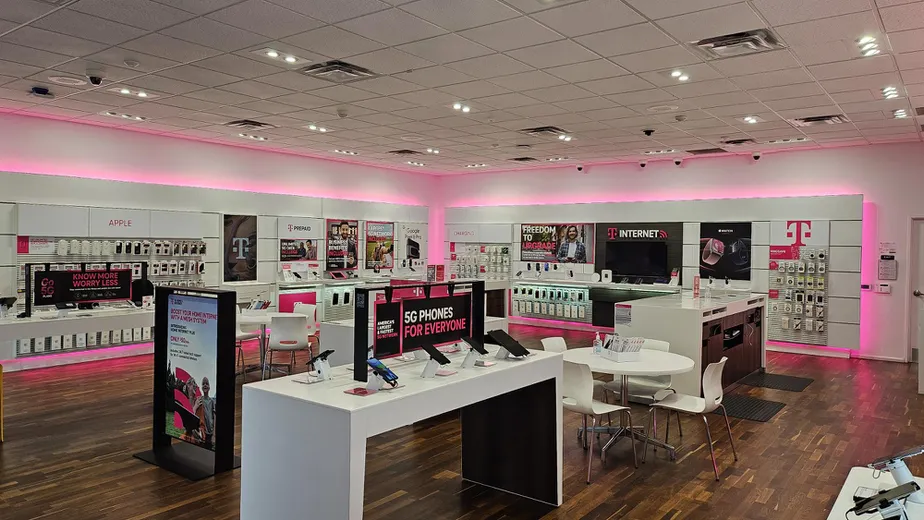 Foto del interior de la tienda T-Mobile en N Mcdowell Blvd & E Madison, Petaluma, CA
