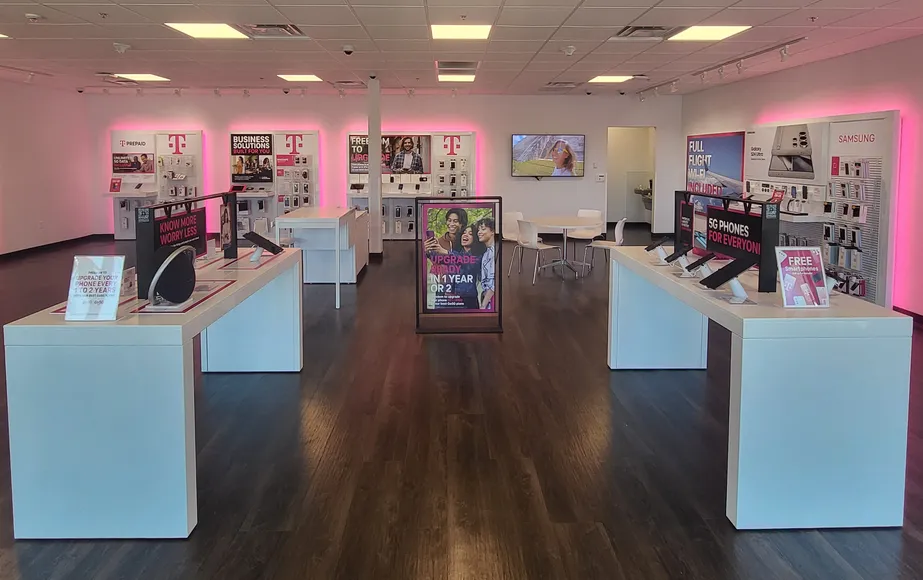 Foto del interior de la tienda T-Mobile en Wildlight, Yulee, FL