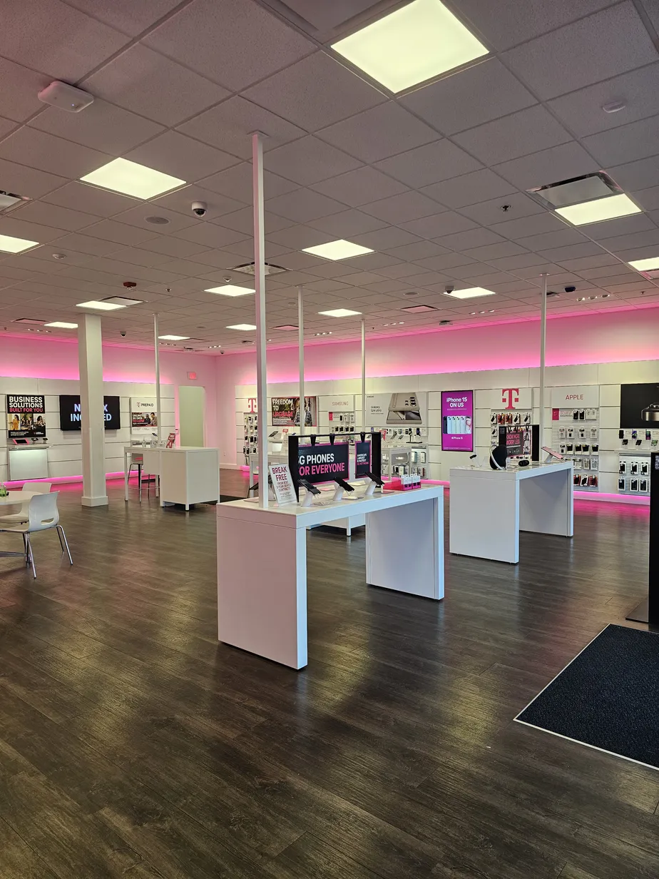 Foto del interior de la tienda T-Mobile en N Emerson Ave & Emerson Pointe, Greenwood, IN