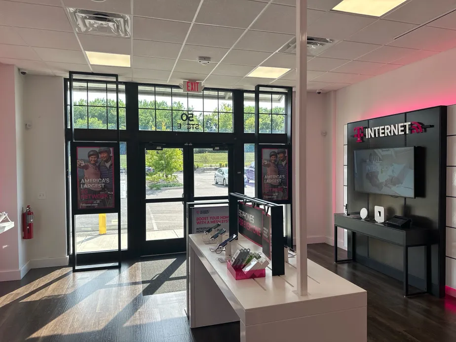  Interior photo of T-Mobile Store at Columbus Pike & Hawthorn Blvd, Delaware, OH 