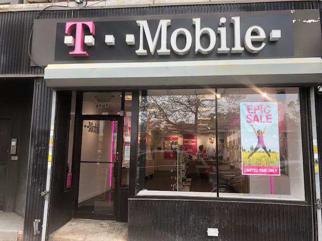 Foto del exterior de la tienda T-Mobile en Grand Ave & 69th Lane, Maspeth, NY