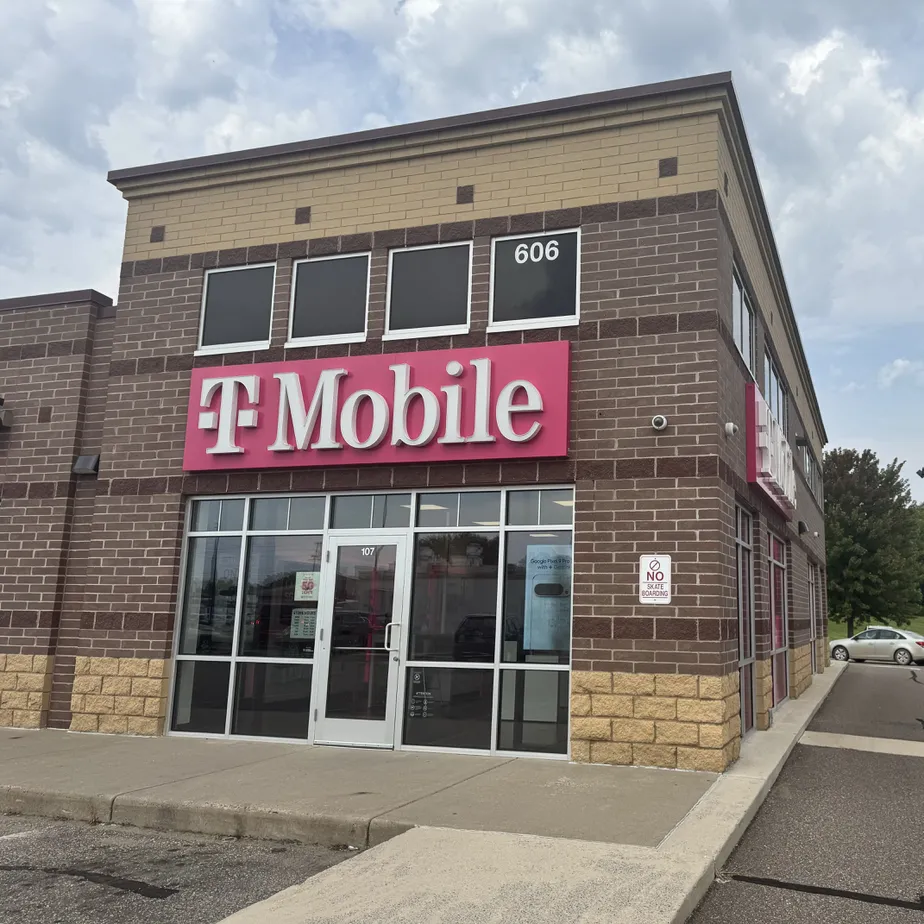  Exterior photo of T-Mobile Store at Crossroads Campus Dr & 7th St NE, Buffalo, MN 