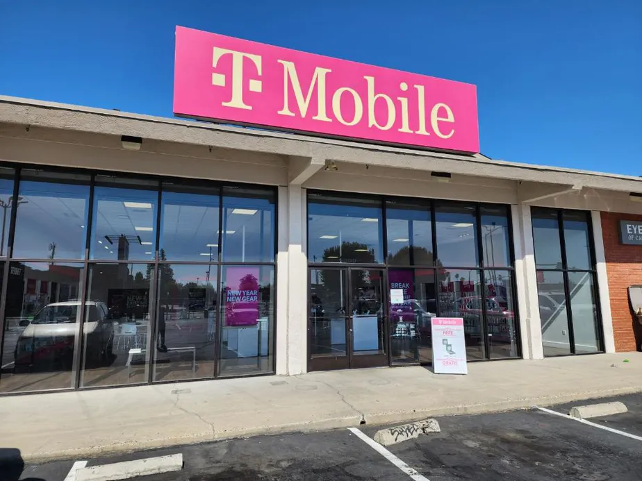 Exterior photo of T-Mobile Store at Blackstone and Shaw, Fresno, CA
