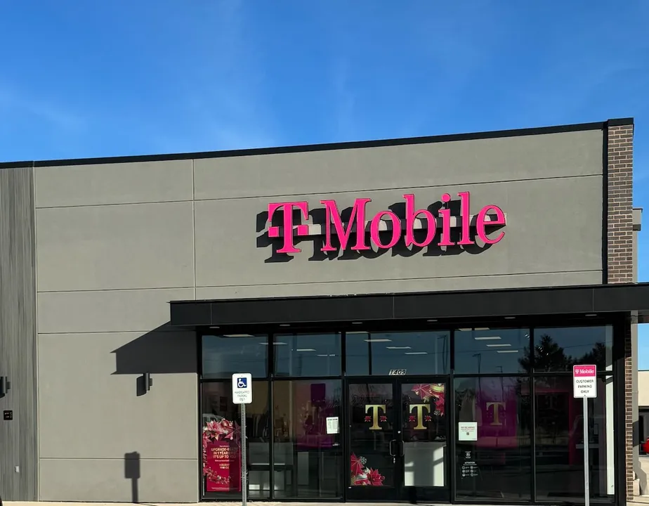  Exterior photo of T-Mobile Store at Kansas & 15th, Liberal, KS 