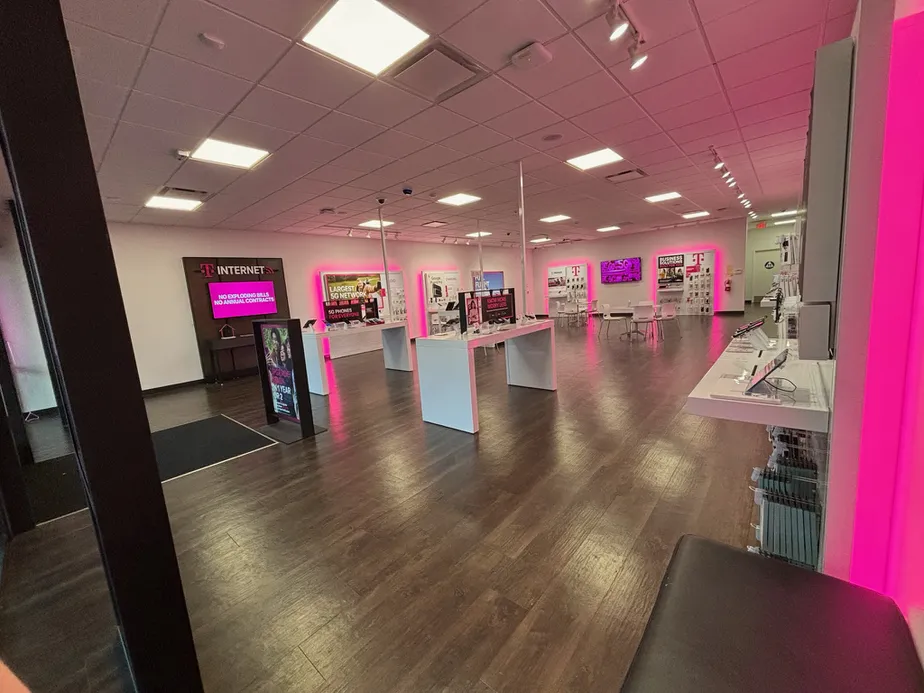 Foto del interior de la tienda T-Mobile en Olive & Austin, Merced, CA