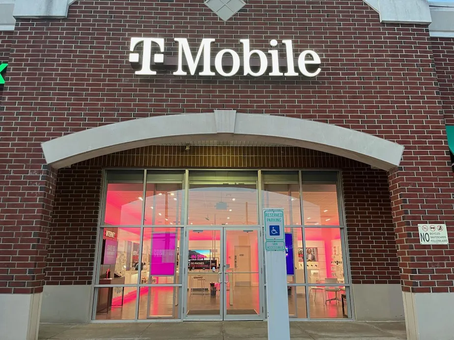  Exterior photo of T-Mobile Store at Macedonia Commons, Macedonia, OH 