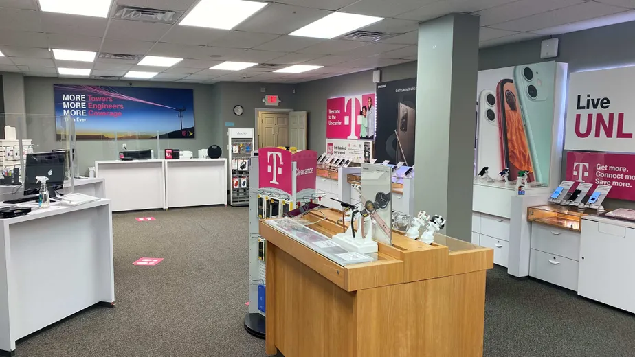 Foto del interior de la tienda T-Mobile en Federal Rd & White Turkey Rd, Brookfield, CT