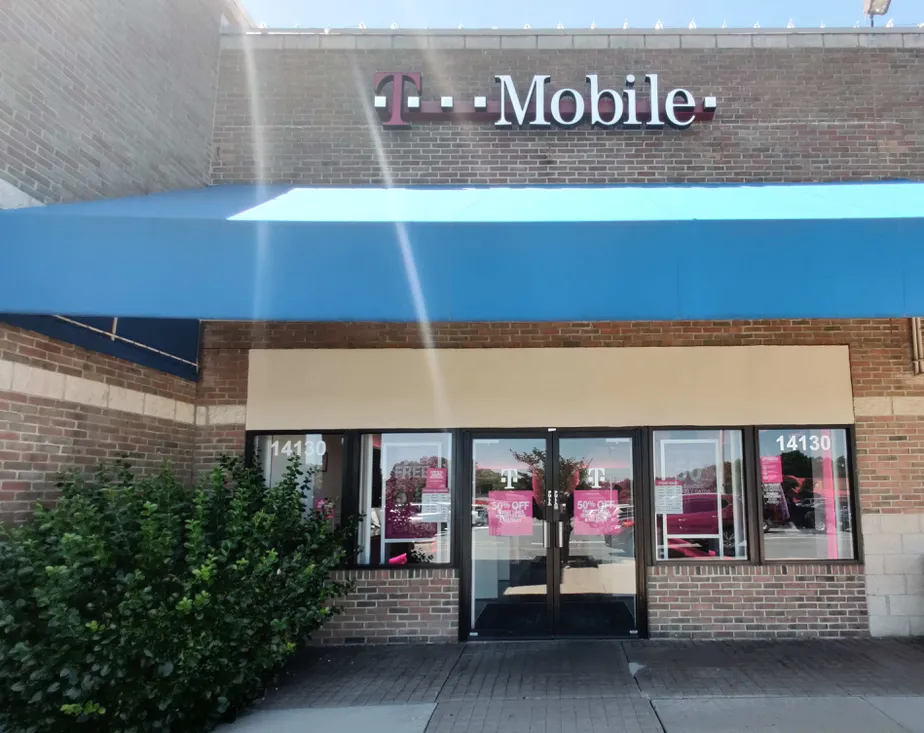 Foto del exterior de la tienda T-Mobile en Laurel Lakes Centre, Laurel, MD