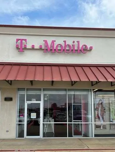 Exterior photo of T-Mobile Store at Stone St & Campbell St, Kilgore, TX
