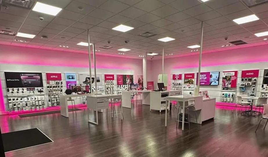 Foto del interior de la tienda T-Mobile en Wm Penn Hwy & Stroschein Rd, Monroeville, PA