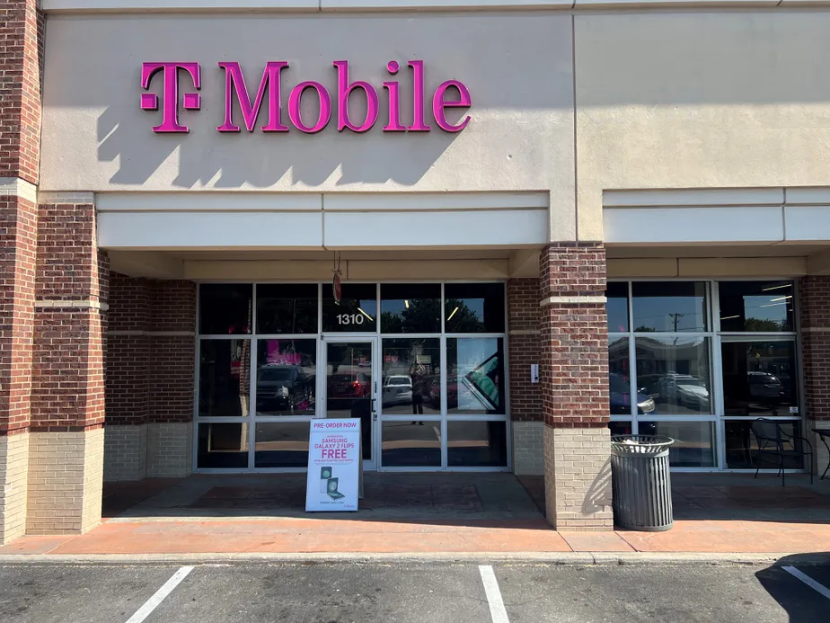 Exterior photo of T-Mobile Store at Hurst-Pipeline, Hurst, TX