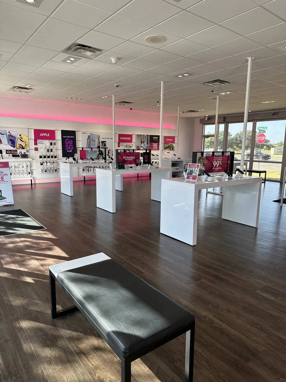 Foto del interior de la tienda T-Mobile en Texas Ave & Lincoln, College Station, TX