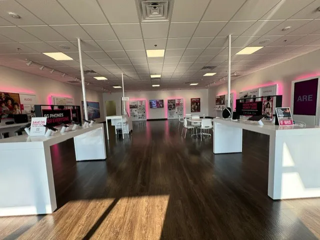  Interior photo of T-Mobile Store at Hwy 153 & Berean Ln, Hixson, TN 