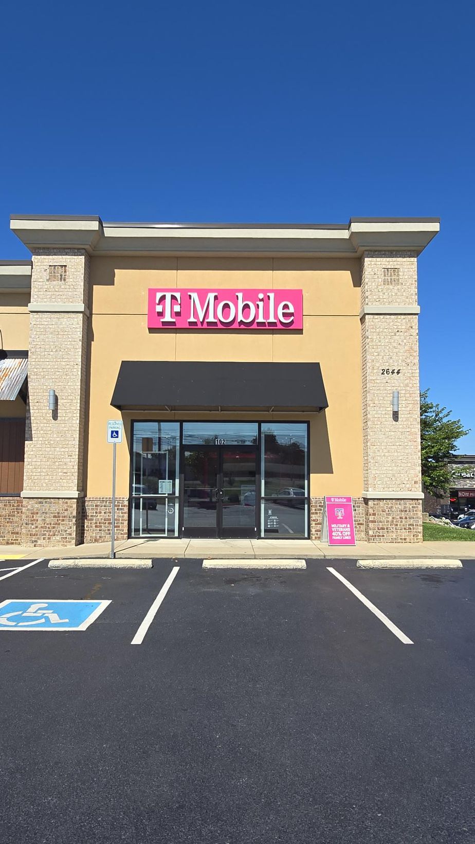 Exterior photo of T-Mobile Store at Wilma Rudolph Blvd & Needmore Rd, Clarksville, TN