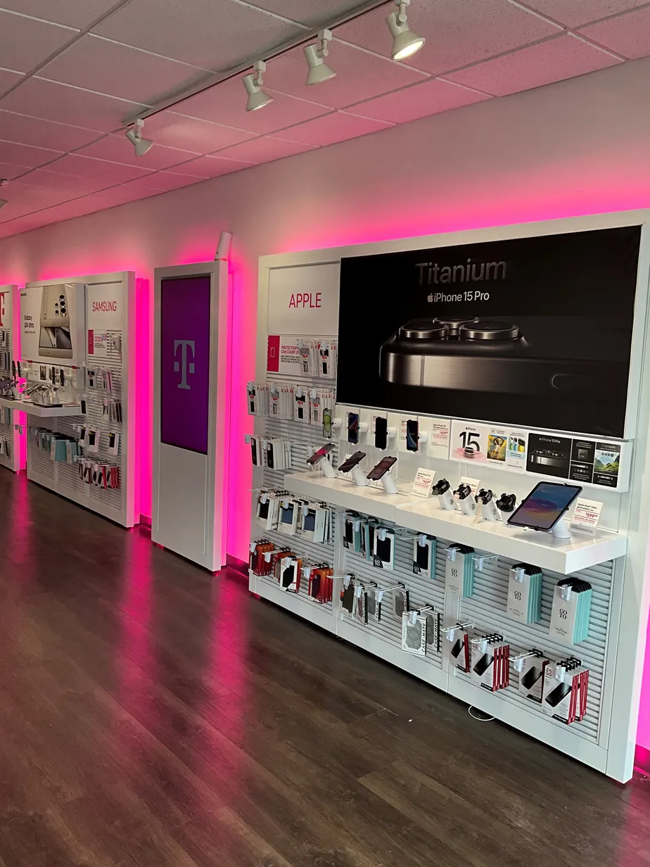 Foto del interior de la tienda T-Mobile en E State St & Mid America Dr, Rockford, IL