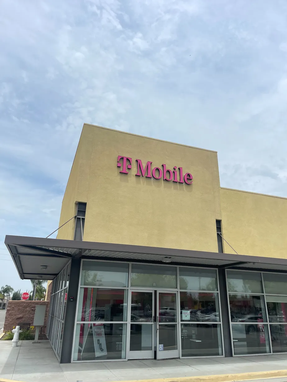 Exterior photo of T-Mobile Store at Brookhurst & Warner, Fountain Valley, CA
