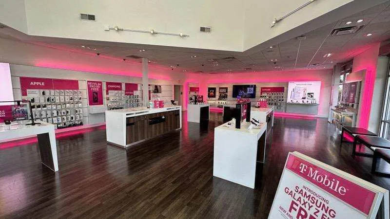 Foto del interior de la tienda T-Mobile en Miller Lane & York Cmns Blvd, Dayton, OH