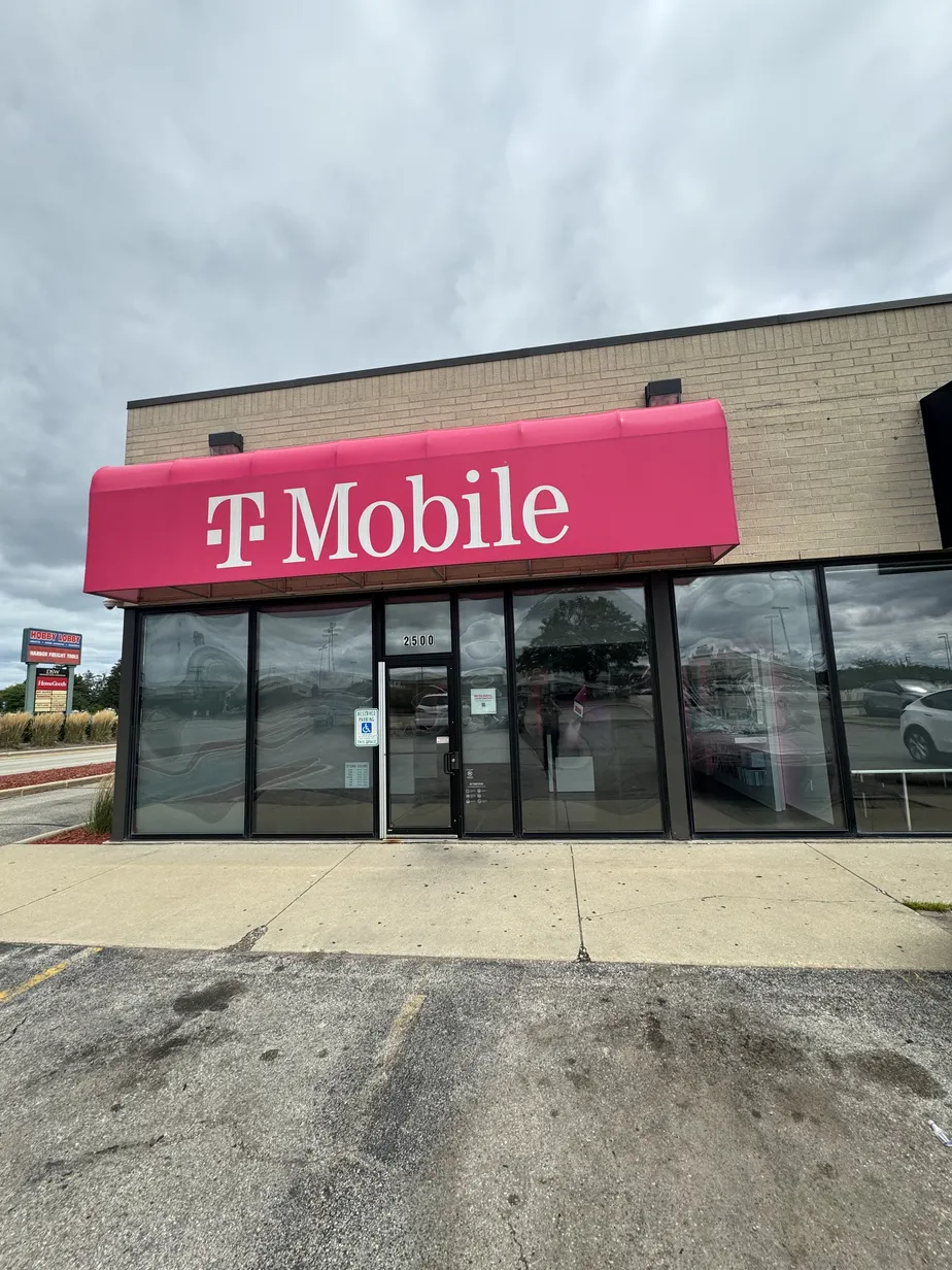  Exterior photo of T-Mobile Store at S Green Bay Rd & Regency West Dr, Racine, WI 