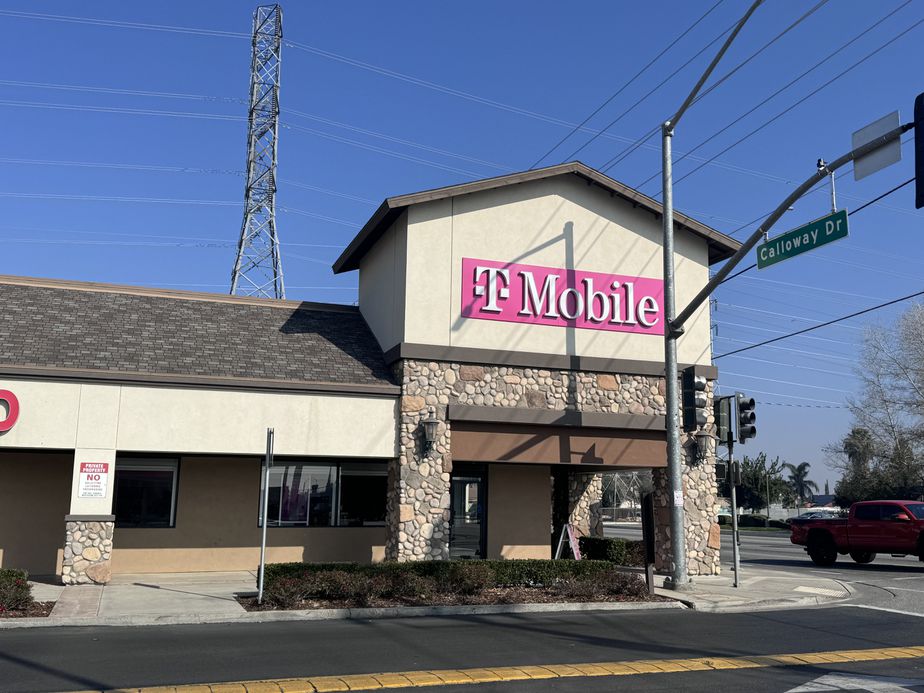 Exterior photo of T-Mobile Store at Calloway & Rosedale, Bakersfield, CA