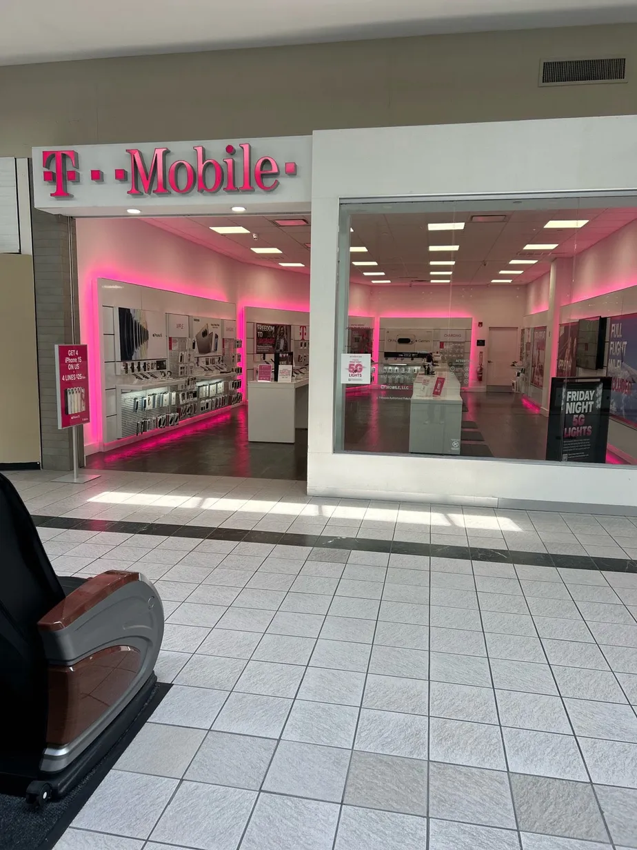  Exterior photo of T-Mobile Store at Kingston Collection, Kingston, MA 