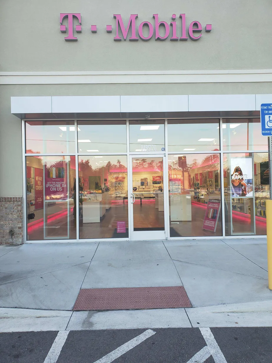 Exterior photo of T-Mobile store at W Ogelthorpe Hwy & Veterans Pkwy, Hinesville, GA