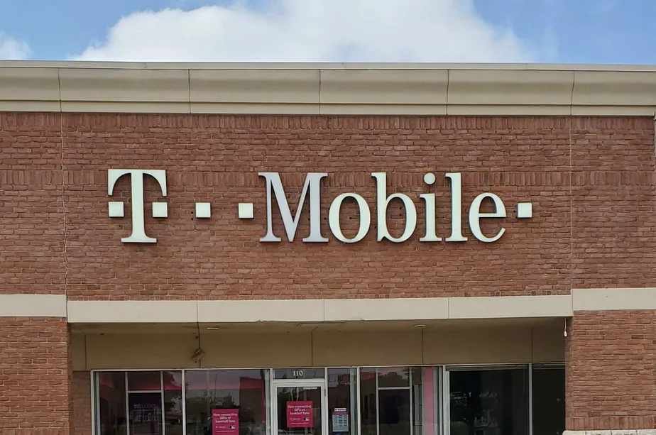 Foto del exterior de la tienda T-Mobile en Central Freeway & Airport Drive, Wichita Falls, TX