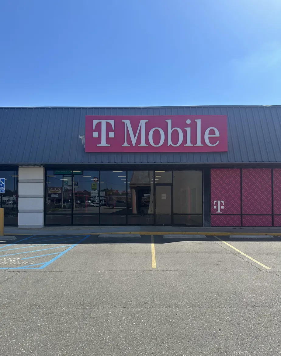  Exterior photo of T-Mobile Store at Creswell Ln & George Dr, Opelousas, LA 