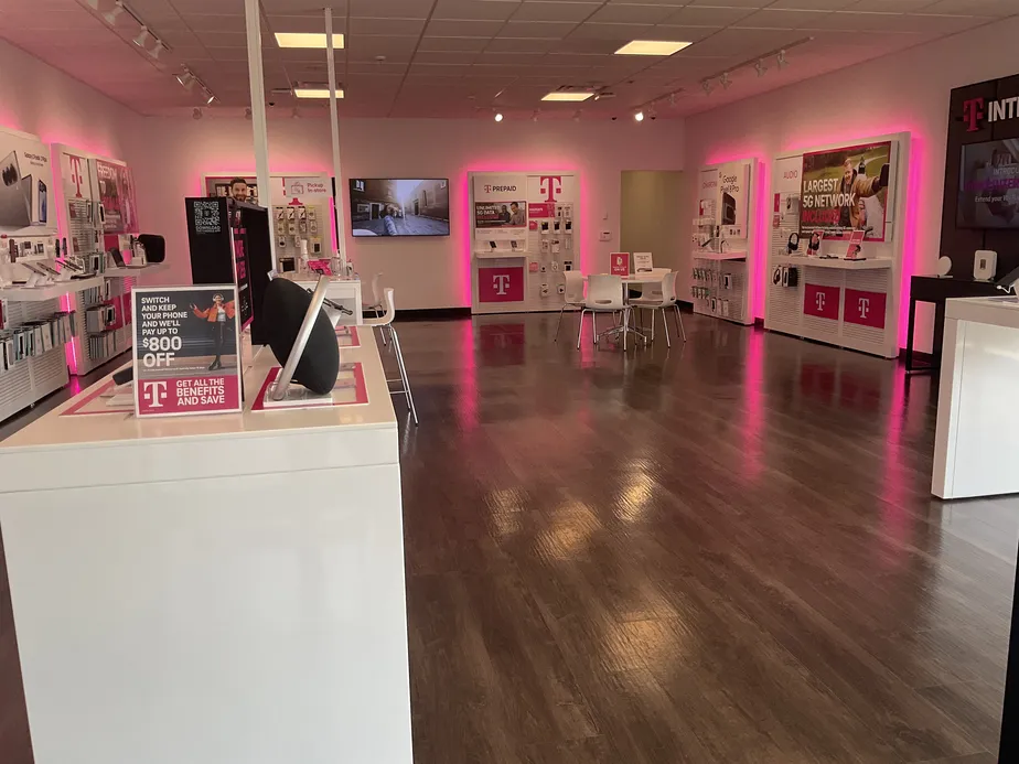 Foto del interior de la tienda T-Mobile en Taft Hills Plaza, Taft, CA