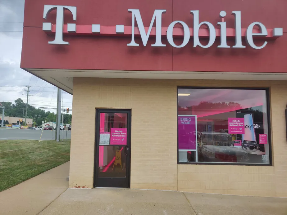 Exterior photo of T-Mobile Store at Garrisonville Rd & Brafferton Blvd, Stafford, VA