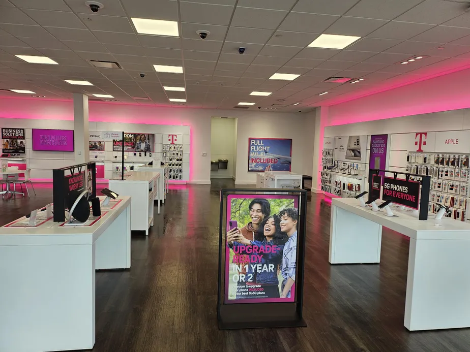  Interior photo of T-Mobile Store at Lakeside Shopping Center, Metairie, LA 