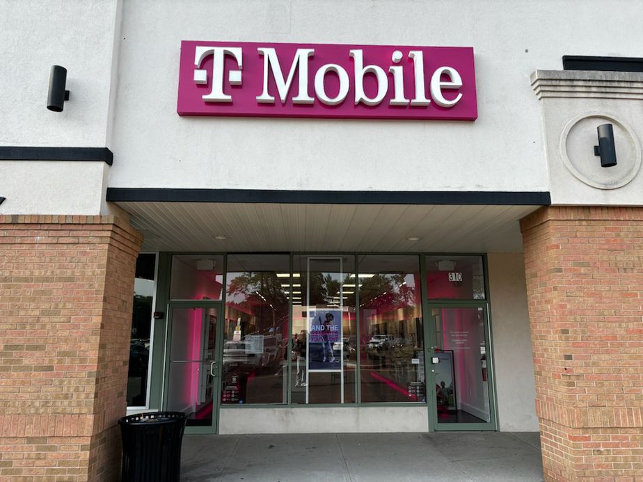 Exterior photo of T-Mobile Store at US 9 & Union Hill Rd, Englishtown, NJ
