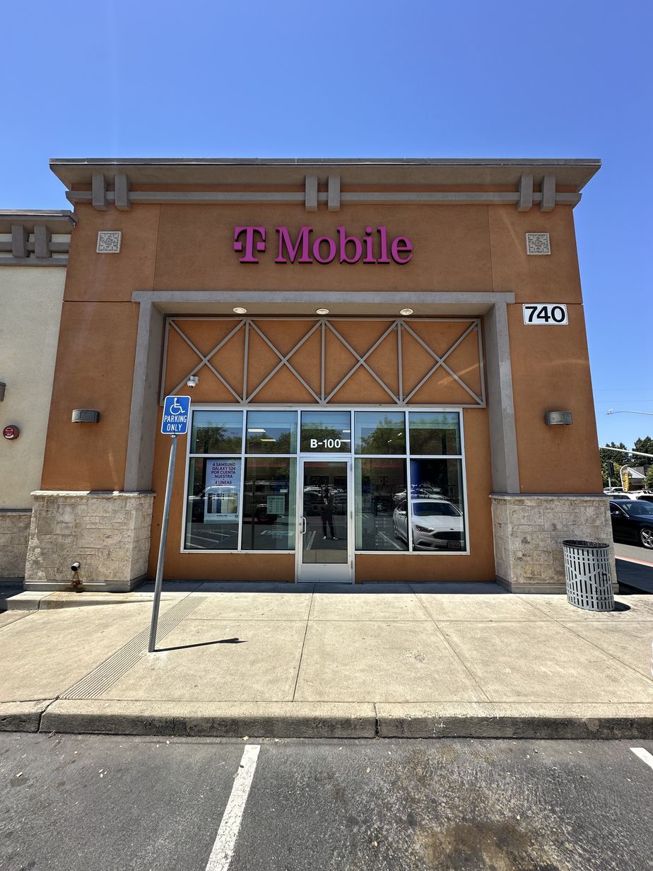 Exterior photo of T-Mobile Store at Stony Point Rd & Sebastopol Rd, Santa Rosa, CA