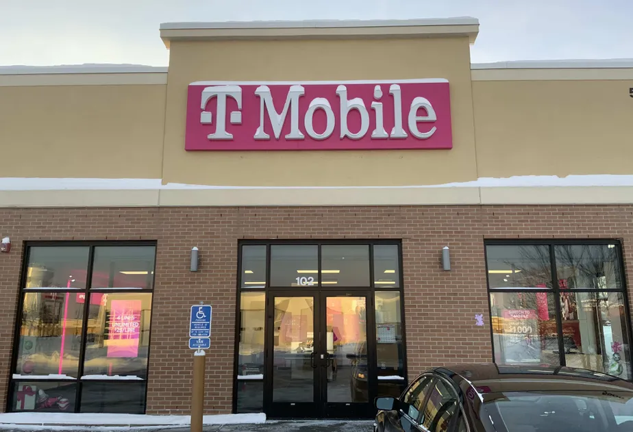 Exterior photo of T-Mobile Store at Brooklyn Blvd & 55th Ave N, Brooklyn Center, MN