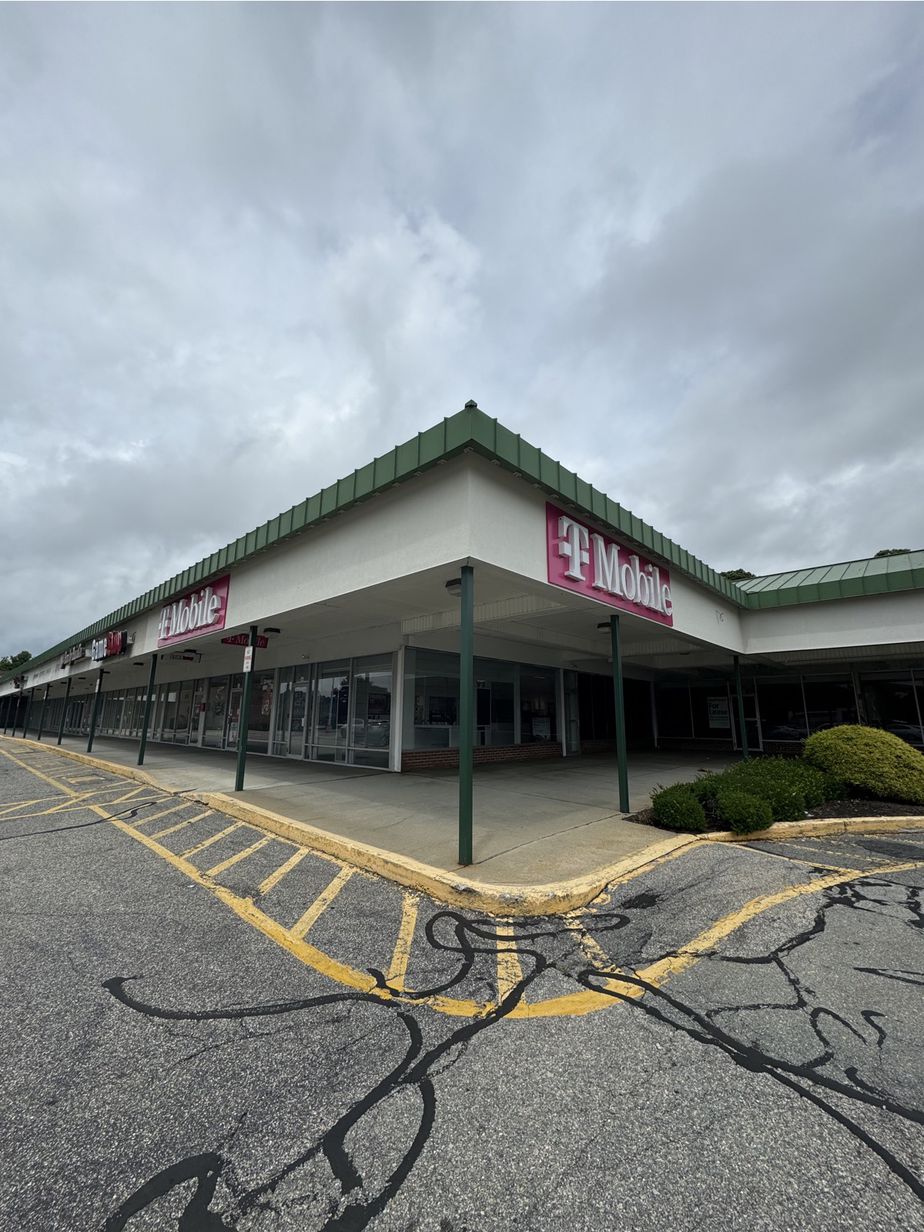 Exterior photo of T-Mobile Store at Diamond Hill Road, Woonsocket, RI