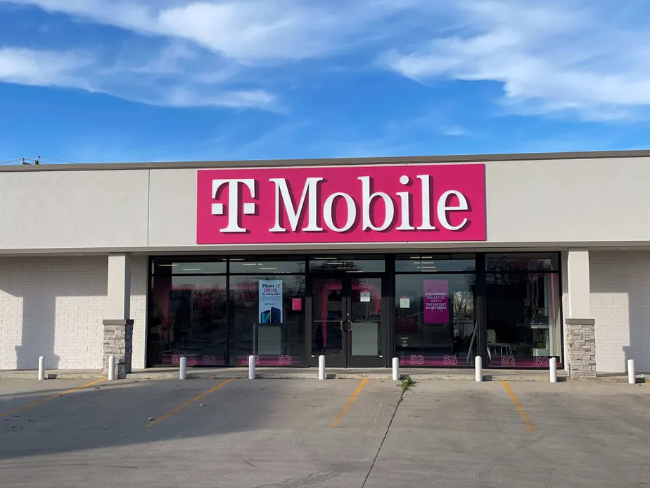 Exterior photo of T-Mobile store at W Commerce St & Looney St, Brownwood, TX