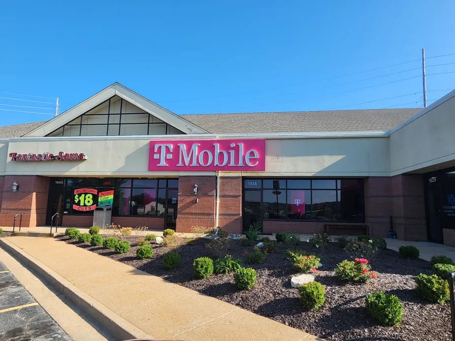  Exterior photo of T-Mobile Store at Richardson Crossing, Arnold, MO 