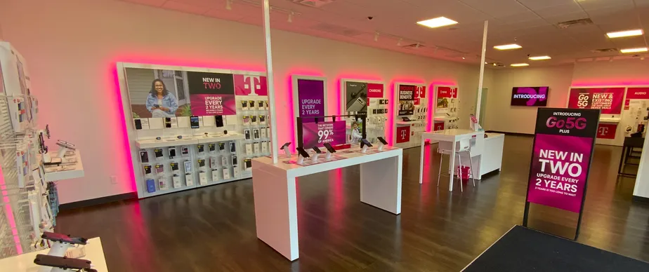 Foto del interior de la tienda T-Mobile en 4th St SW & Technology Pl, Waverly, IA