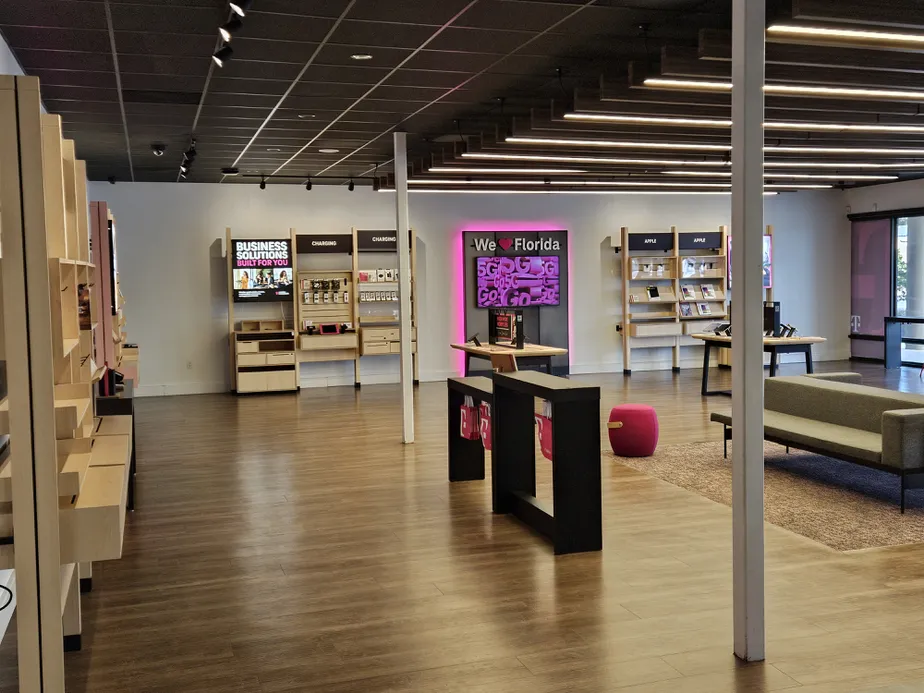 Foto del interior de la tienda T-Mobile en Davis & Burgess, Pensacola, FL