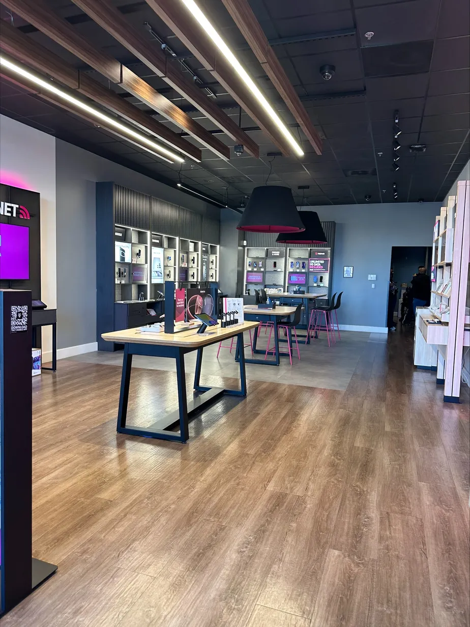 Foto del interior de la tienda T-Mobile en Shoppes at Bowie Town Center, Bowie, MD
