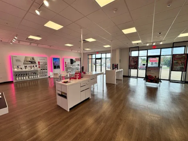  Interior photo of T-Mobile Store at Sunnybrook Dr & US-20, Sioux City, IA 